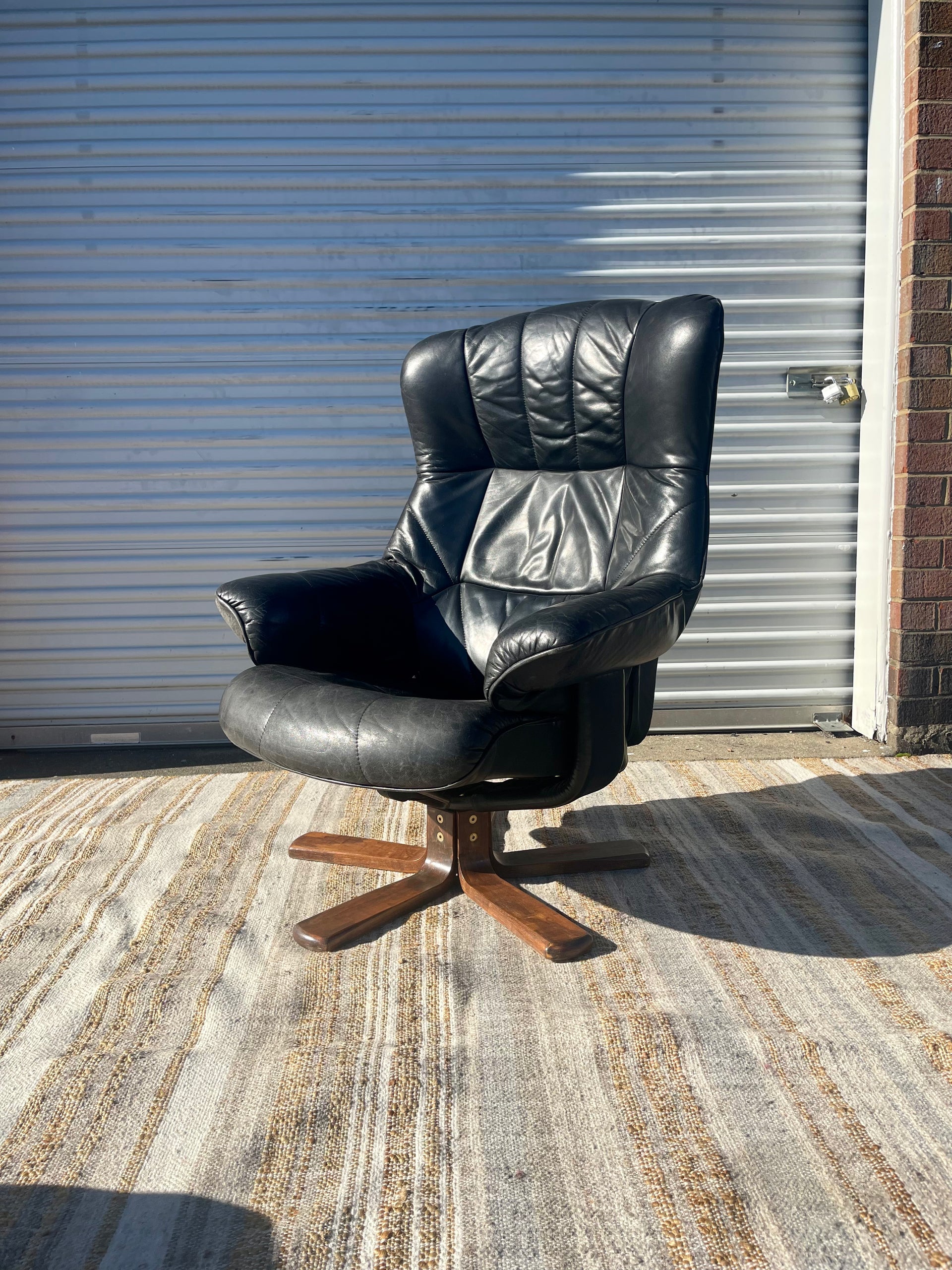 Hjellegjerde Møbler Scandinavian Modern Leather Lounge Chair and Ottoman