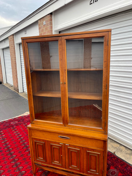 Broyhill Sculptura Hutch