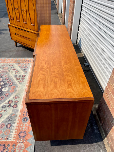 Thomasville Omega Mid Century Modern Dresser and Gentleman’s Chest Bedroom Set!