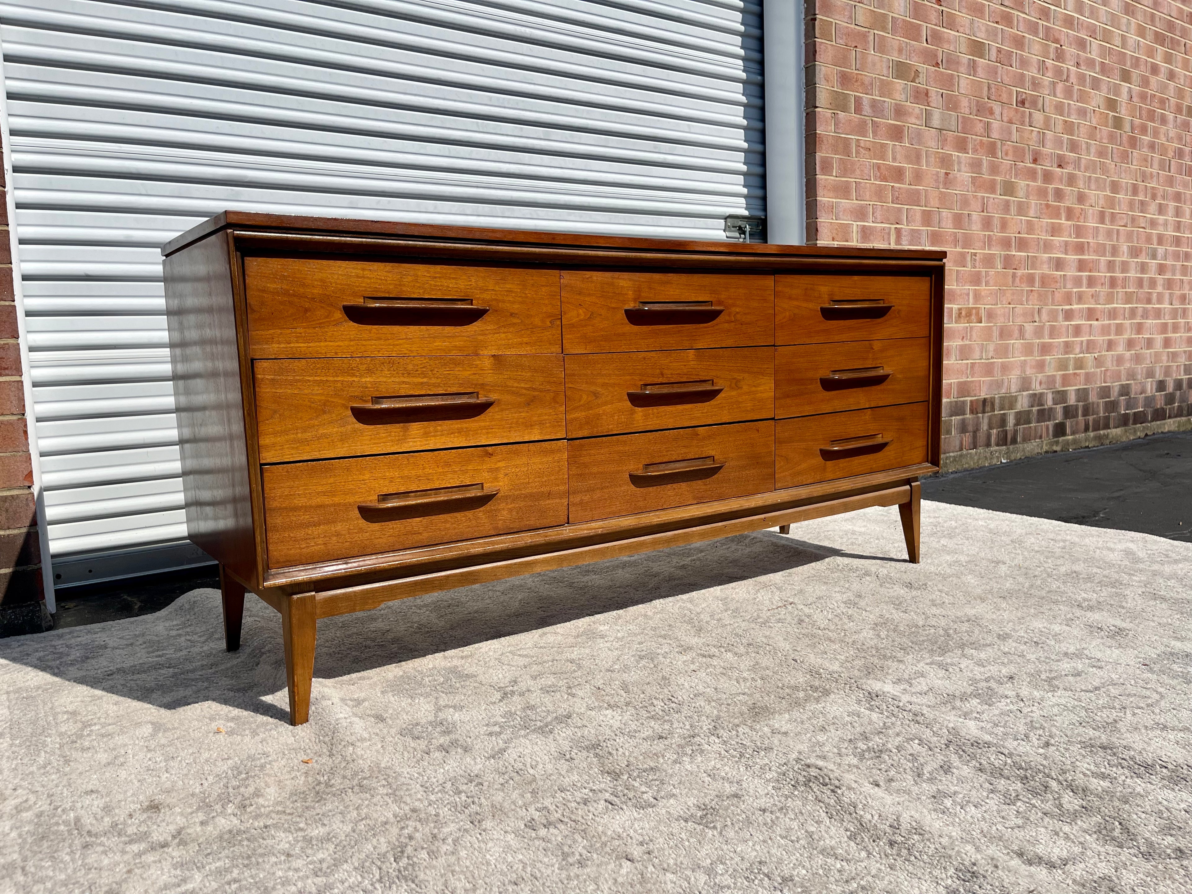 Bassett Mid Century Modern Lowboy Dresser Bassett Mid Century Modern Lowboy Dresser