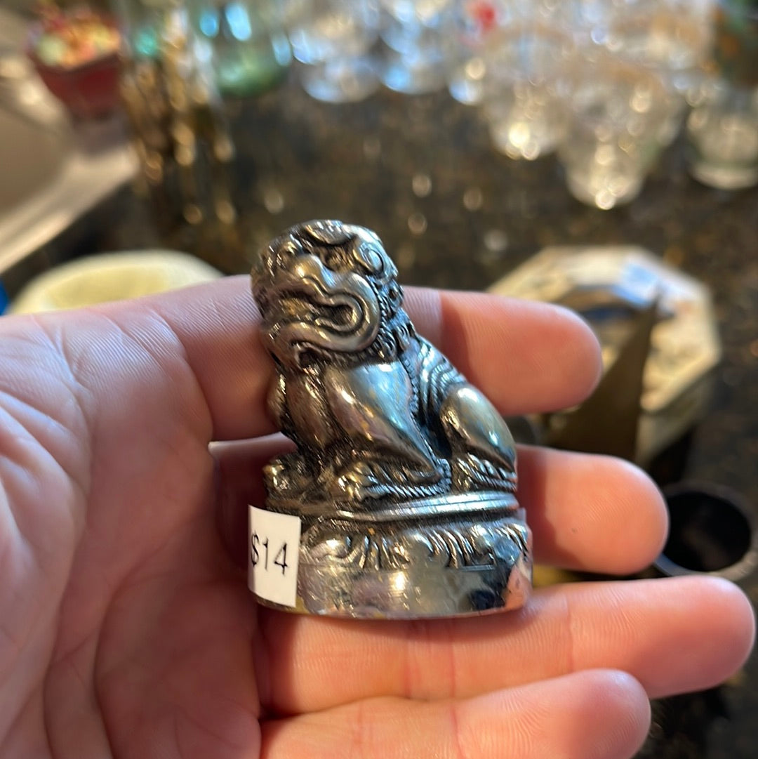 Metal foo dog